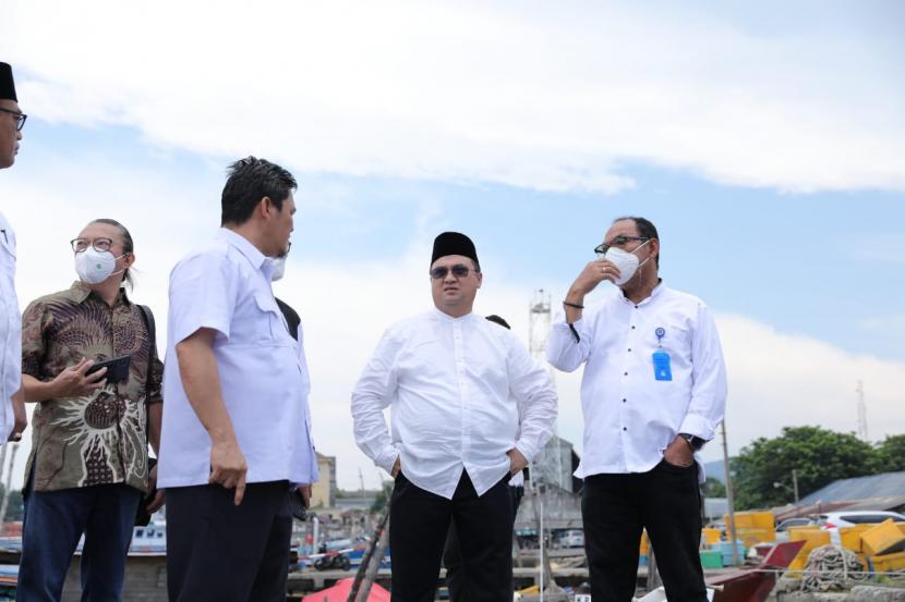 Gubernur Babel Erzaldi Rosman saat kunjungannya bersama Wakil Bupati Bangka Barat, Bong Ming-Ming meninjau sekaligus mengontrol pekerjaan yang sudah dilakukan di sejumlah lokasi pengendalian banjir di Kota Muntok.