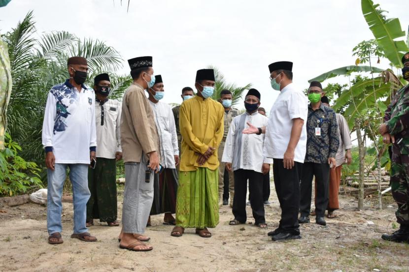Gubernur Babel Erzaldi saat melakukan kunjungan ke Pesantren Cabang Pakong, Darussholah Empat, Jalan TK Lama Merawang, Kabupaten Bangka, Jumat (16/10).