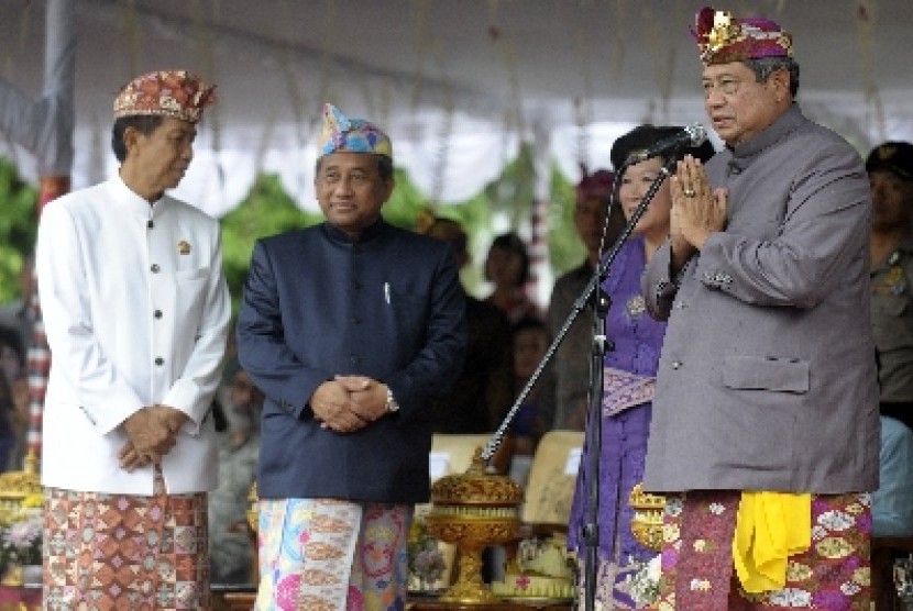 Gubernur Bali, Made Mangku Pastika (kiri).