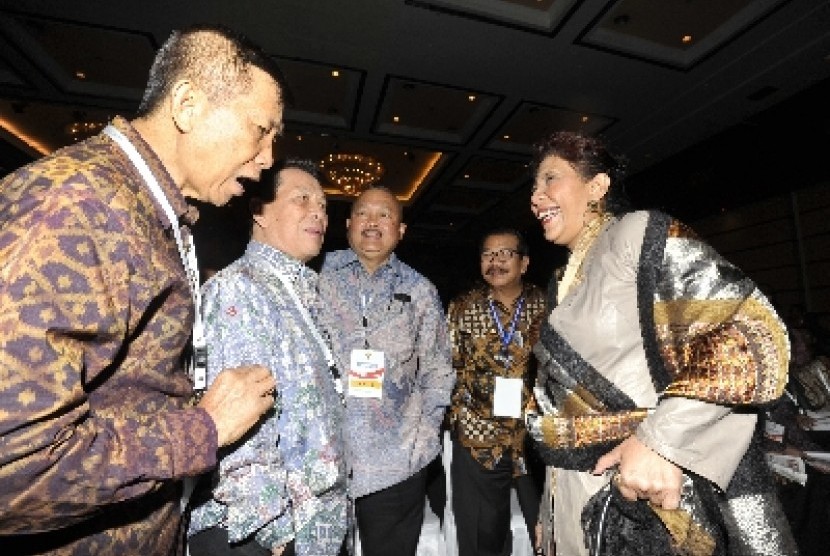 Gubernur Bali Made Mangku Pastika (kiri).
