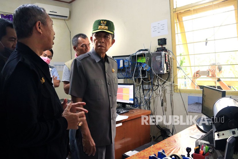 Gubernur Bali, Made Mangku Pastika memantau kondisi terkini Gunung Agung di Pos Pantau Rendang, Karangasem, Senin (27/11).