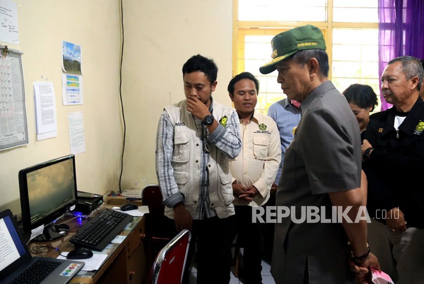 Governor of Bali, Made Mangku Pastika oversees latest development on Mount Agung eruption at Monitoring Post Rantau Rendang, Karangasem, Bali, on Monday (November 27).