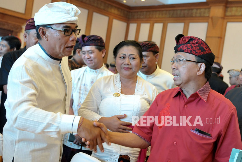 Gubernur Bali Wayan Koster (kanan). Gubernur Bali Wayan Koster meminta satuan polisi pamong praja dan kepolisian menindak tegas produsen dan penjual 