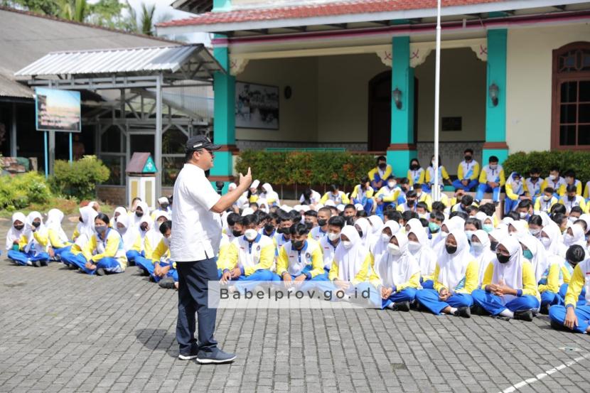 Gubernur Bangka Belitung (Babel) Erzaldi dalam kunjungannya ke siswa SMA Setia Budi Sungailiat, Kabupaten Bangka. 