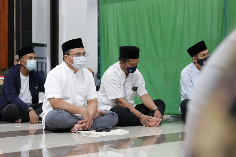 Gubernur Bangka Belitung (Babel) Erzaldi Rosman ketika ia melihat masjid disesaki anak-anak muda, yang antusias terlibat di program Sajadah Fajar, Jumat pagi (12/3/21) di Masjid Al-Kamal Komplek Kantor Gubernur.