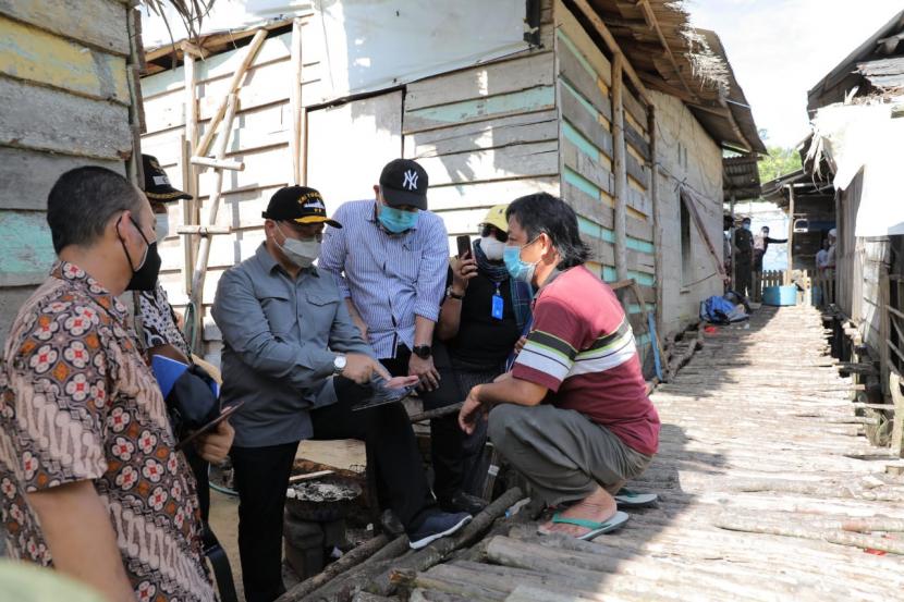 Gubernur Bangka Belitung (Babel) Erzaldi Rosman menyusur pemukiman warga yang terdampak banjir di wilayah Pasir Putih Kota Pangkalpinang. 