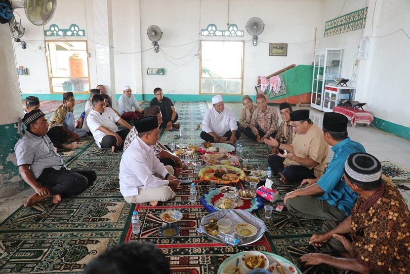 Gubernur Bangka Belitung (Babel) periode 2017-2022 Erzaldi Rosman turut hadir dalam tradisi tahunan Buka Puasa Enam, yang mengakhiri pelaksanaan puasa sunah 6 hari di Bulan Syawal