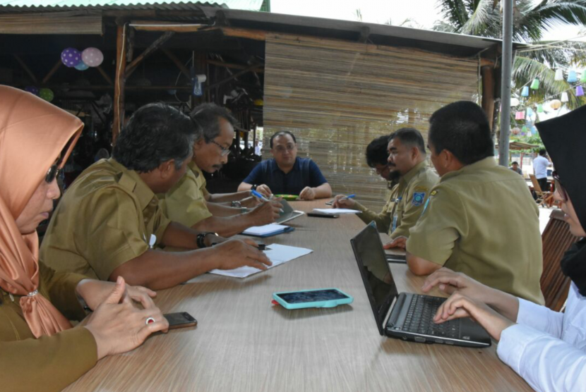 Gubernur Bangka Belitung, Erzadi Rosman menggelar rapat terbatas di Cafe Pantai Batu Bedaun Sungailiat Kabupaten Bangka, Selasa (2/1).  