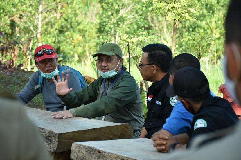Gubernur Bangka Belitung, Erzaldi mengunjungi kawasan Bukit Pinter, meninjau dan berkoordinasi untuk mewujudkan keinginan masyarakat Kampung Dul, Ahad (26/7).