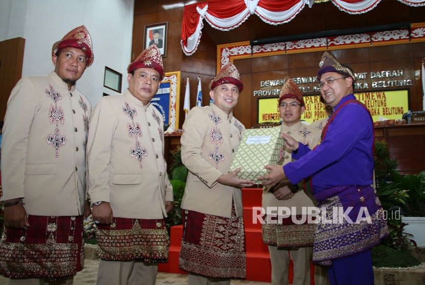 Gubernur Bangka Belitung, Erzaldi Rosman Djohan (baju biru)