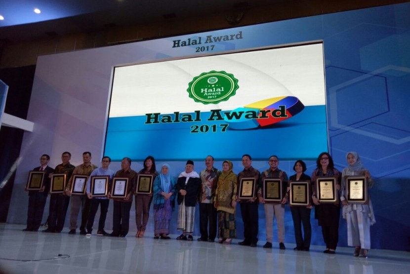Gubernur Bangka Belitung Erzaldi Rosman Djohan meraih penghargaan pariwisata halal dalam kontestasi Halal Award 2017.
