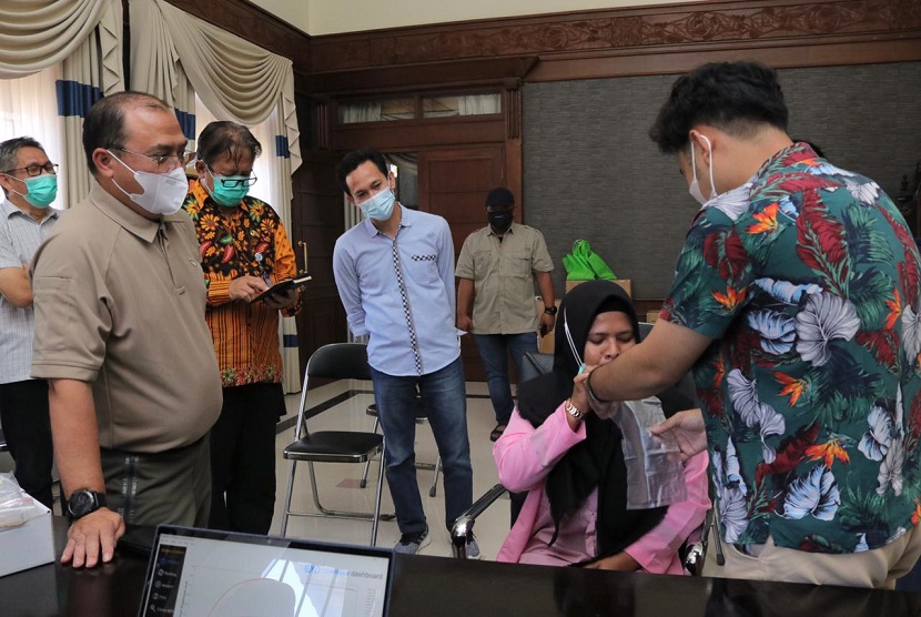 Gubernur Bangka Belitung Erzaldi Rosman kunjungi pelatihan penggunaan GeNose C19 bagi dokter dan perawat