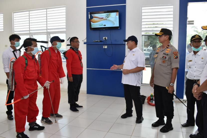 Gubernur Bangka Belitung Erzaldi Rosman mengawasi penyemprotan disinfektan di Pelabuhan Sadai sebagai langkah pencegahan corona.