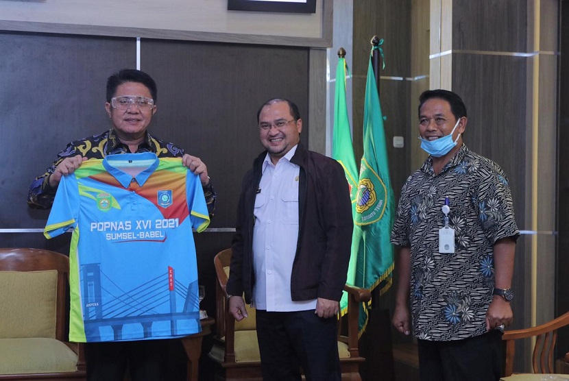 Gubernur Bangka Belitung Erzaldi Rosman (tengah) bersama Gubernur Sumatra Selatan Herman Daru akan membentuk panitia bersama penyelenggaraan Popnas XVI 2021