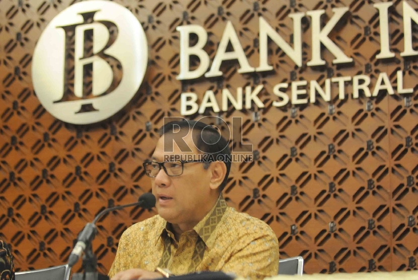 Gubernur Bank Indonesai (BI) Agus Martowardojo menyampaikan hasil Rapat Dewan Gubernur BI di Jakarta, Selasa (18/8).