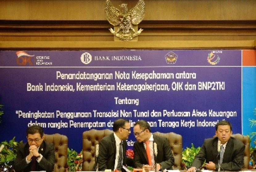 Gubernur Bank Indonesia Agus D.W. Martowardojo (dua kiri), bersama Menteri Tenaga Kerja Hanif Dhakiri (dua kanan), Ketua Dewan Komisioner OJK Muliaman D. Hadad (kiri), dan Kepala Badan Nasional Penempatan dan Perlindungan Tenaga Kerja Indonesia (BNP2TKI) N
