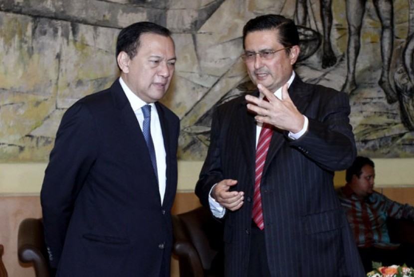 Gubernur Bank Indonesia Agus D.W. Martowardojo (kiri) berbincang dengan ketua Komisi XI DPR RI Fadel Muhammad di Gedung Bank Indonesia Rabu (14/1).