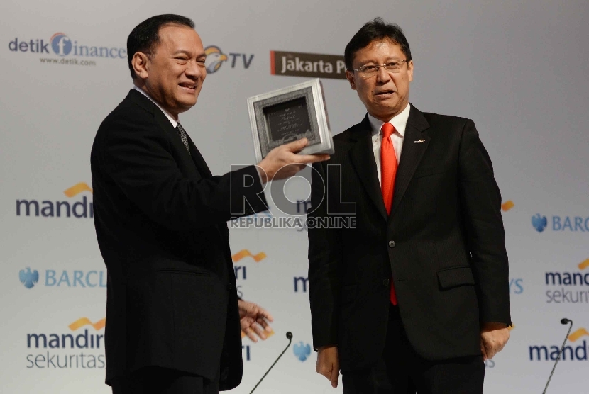 Gubernur Bank Indonesia. Agus D.W. Martowardojo (kiri), dan Direktur Utama PT Bank Mandiri Tbk Budi G Sadikin dalam acara Mandiri Investment Forum 2015 di Jakarta, Selasa 27/1). (Republika/ Yasin Habibi)