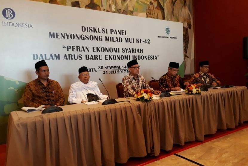 Gubernur Bank Indonesia, Agus DW Martowardojo (tengah) dan Ketua MUI KH Ma'ruf Amin (kedua kiri) membuka Diskusi Panel 