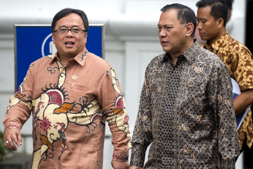 Gubernur Bank Indonesia Agus Martowardojo (kanan) berbincang dengan Menteri Keuangan Bambang Brodjonegoro (kiri) sambil berjalan usai mengikuti rapat kabinet terbatas di Kantor Kepresidenan, Jakarta, Kamis (28/1).