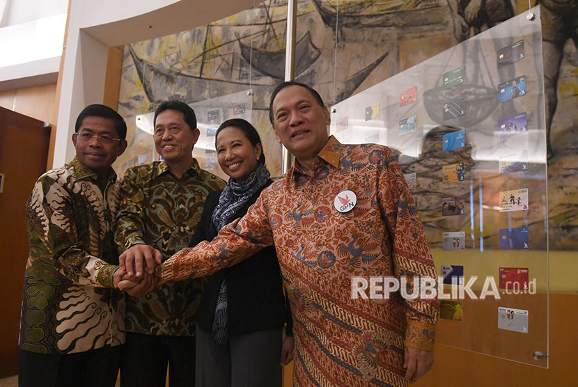 Gubernur Bank Indonesia Agus Martowardojo (kanan) bersama Menteri BUMN Rini Soemarno (kedua kanan), Menteri Sosial Idrus Marham (kiri) dan anggota Komisioner OJK Heru Kristiyana (kedua kiri) meluncurkan bersama kartu berlogo Gerbang Pembayaran Nasional (GPN) di Jakarta, Kamis (3/5).
