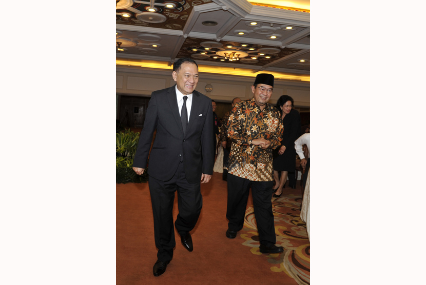 Gubernur Bank Indonesia Agus Martowardojo (kiri) berjalan bersama Ketua BPK Harry Azhar Azis (kanan) menghadiri seminar nasional tentang transaksi lindung nilai (hedging) di Gedung BI Jakarta, Kamis (7/5). (ANTARA/Andika Wahyu)