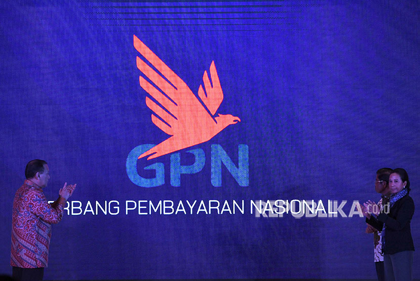 Gubernur Bank Indonesia Agus Martowardojo (kiri) bersama Menteri BUMN Rini Soemarno (kanan) dan Menteri Sosial Idrus Marham meluncurkan bersama kartu berlogo Gerbang Pembayaran Nasional (GPN) di Jakarta, Kamis (3/5).