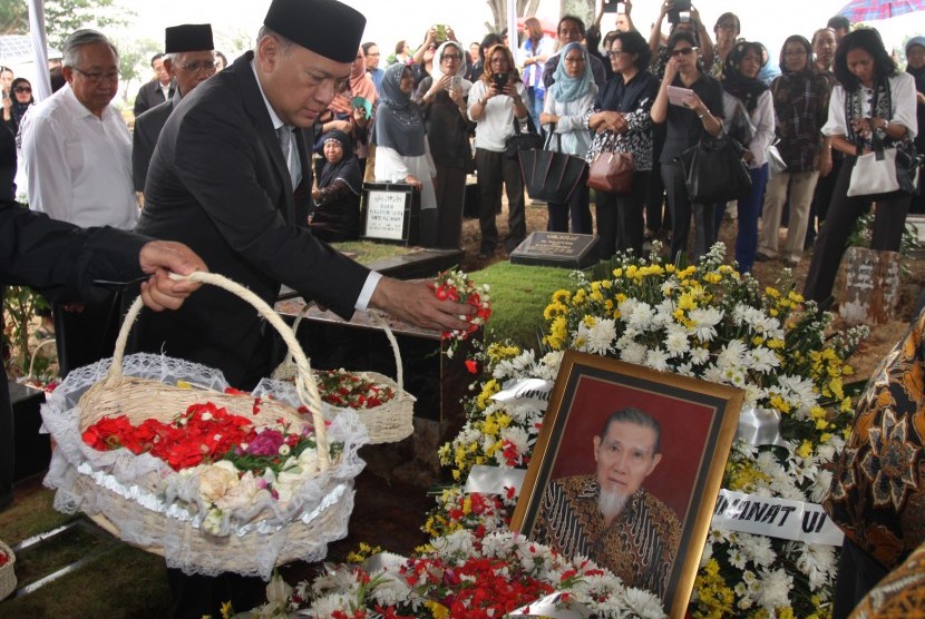 Gubernur Bank Indonesia Agus Martowardojo (kiri) menabur bunga ketika prosesi pemakaman almarhum Menteri Keuangan tahun 1968-1983 Ali Wardhana di Taman Pemakaman Umum (TPU) Tanah Kusir, Jakarta, Selasa (15/9).