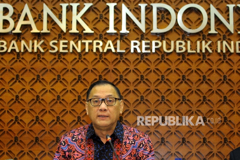  Gubernur Bank Indonesia Agus Martowardojo memberikan keterangan pers usai Rapat Dewan Gubernur BI di Jakarta, Kamis (16/2).