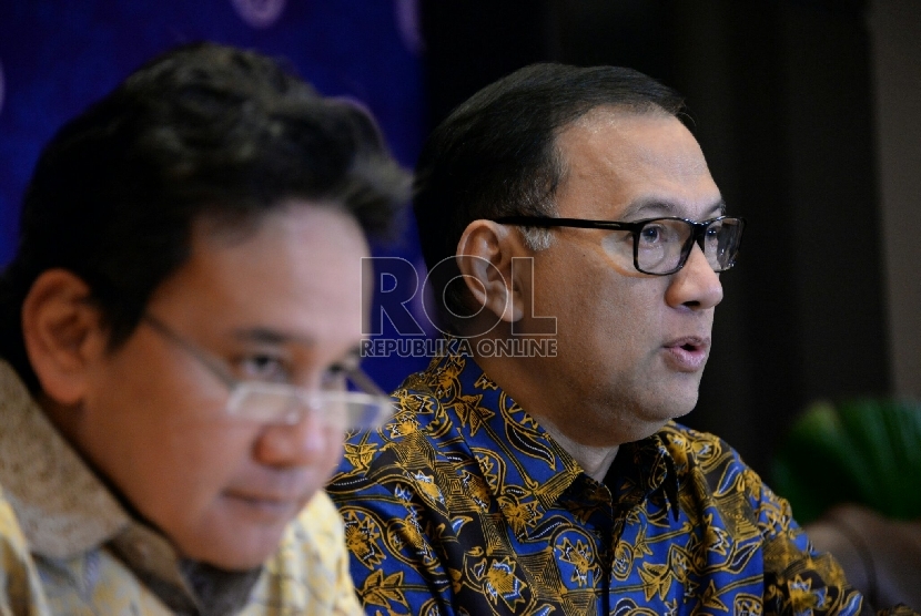 Gubernur Bank Indonesia Agus Martowardojo memberikan keterangan pers?terkait suku bunga acuan (BI Rate) di Jakarta, Selasa (17/2).