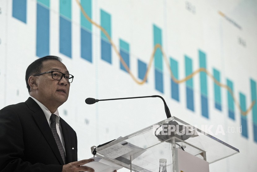 Gubernur Bank Indonesia Agus Martowardojo memberikan pandangannya pada acara Mandiri Investment Forum (MIF) 2018 di Jakarta, Rabu (7/2).