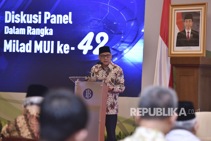 Gubernur Bank Indonesia Agus Martowardojo memberikan sambutan saat membuka diskusi panel MUI dengan tema Peran Ekonomi Syariah dalam Arus Baru Ekonomi Indonesia di Gedung Bank Indonesia, Jakarta, Senin (24/7).