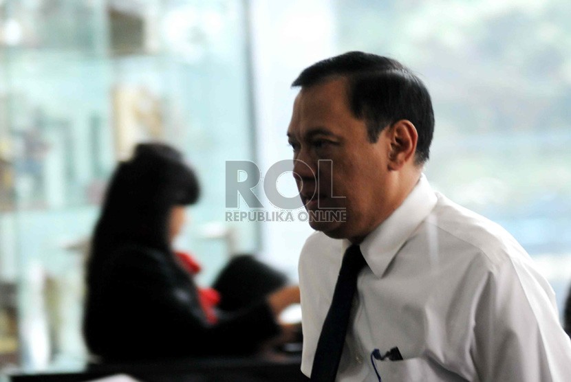   Gubernur Bank Indonesia Agus Martowardojo mendatangi gedung KPK, Jakarta, Rabu (2/10).   ( Republika/ Wihdan)