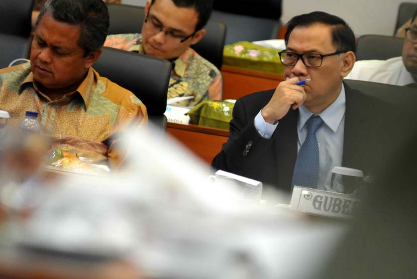 Gubernur Bank Indonesia Agus Martowardojo mendengarkan paparan anggota badan anggaran di Komplek Parlemen Senayan, Jakarta, Selasa (3/6).