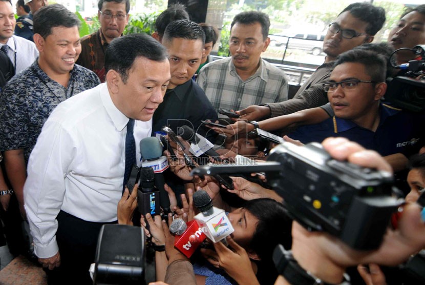   Gubernur Bank Indonesia Agus Martowardojo menjawab pertanyaan pers saat mendatangi gedung KPK, Jakarta, Rabu (2/10).   (Republika/ Wihdan)