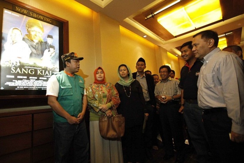 Gubernur Bank Indonesia bersama Yenni Wahid dan Maruarar Sirait Nonton film Sang Kyai di Plaza Senayan, Kamis (6/6)