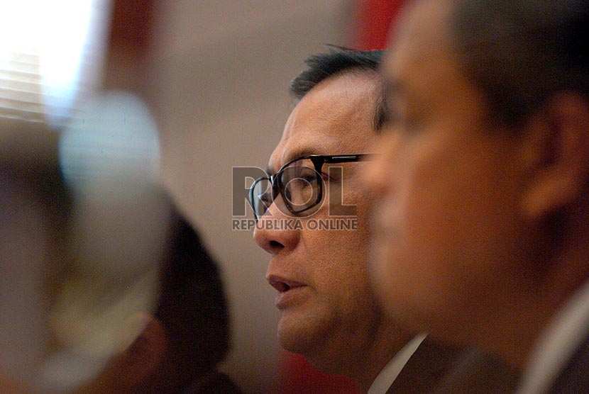 Gubernur Bank Indonesia (BI) Agus Martowardojo bersama jajaran Dewan Gubernur BI saat memaparkan hasil Rapat Dewan Gubernur BI, Jakarta, Kamis (13/2).