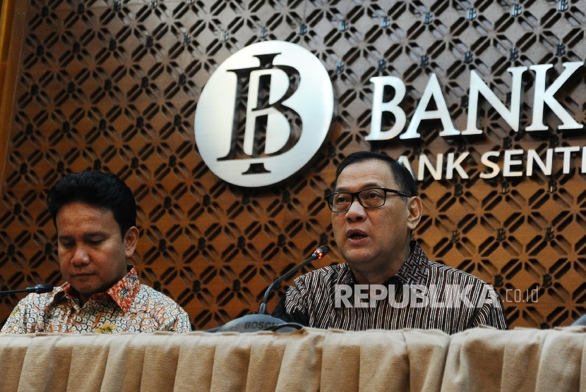 Gubernur Bank Indonesia (BI) Agus Martowardojo (kanan) dan Deputi Gubernur Senior Bank Indonesia Mirza Adityaswara (kiri). (Republika/Tahta Aidilla)