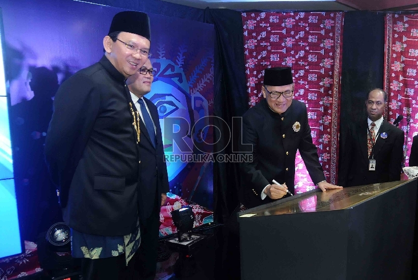 Gubernur Bank Indonesia (BI) Agus Martowardojo (kanan) menandatangani prasasti didampingi Gubernur DKI Jakarta Basuki Tjahaja Purnama alias Ahok (kananh) dan Deputi BI Bidang V, Hendar (tengah) saat peresmian kantor perwakilan BI Provinsi DKI Jakarta di Ja