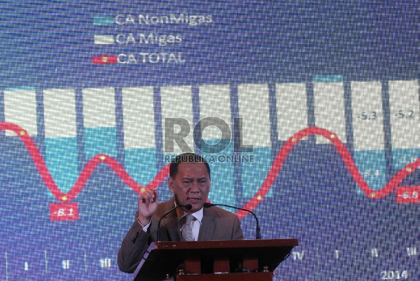 Gubernur Bank Indonesia (BI) Agus Martowardojo memberi sambutan dalam acara Indonesia Economic & Market Outlook 2015: Time to Take Off, Jakarta, Kamis (29/1).(Republika/ Yasin Habibi)