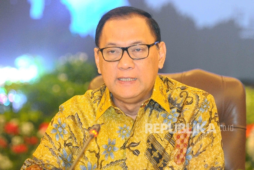 Gubernur Bank Indonesia (BI) Agus Martowardojo memberikan keterangan kepada wartawan seusai mengadakan pertemuan tingkat tinggi Tim Pengendali Inflasi Daerah (TPID) di Gedung BI, Jakarta, Rabu (25/1). 