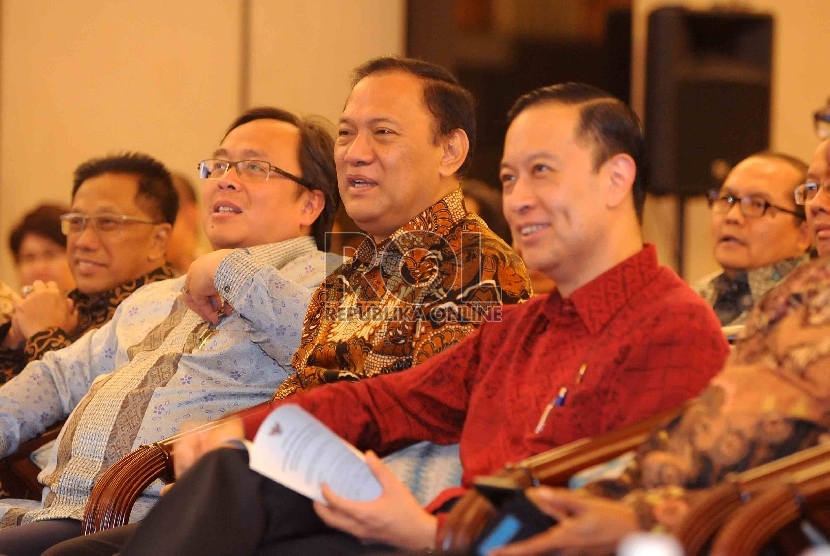 Gubernur Bank Indonesia (BI) Agus Martowardojo (tengah) serta Menteri Keuangan Bambang Brodjonegoro (kiri) dan Menteri Perdagangan, Thomas Lembong (kanan) menghadiri peresmian Forum Sistem Pembayaran Indonesia (FSPI) di Bank Indonesia, Jakarta, Kamis (27/8