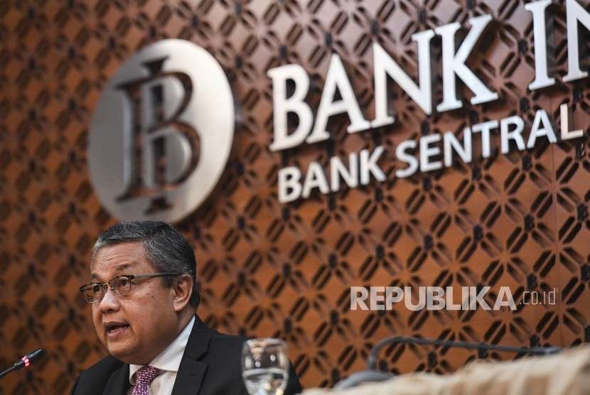 Gubernur Bank Indonesia (BI) Perry Warjiyo menyampaikan hasil Rapat Dewan Gubernur di kantor pusat BI, Jakarta, Kamis (27/9).