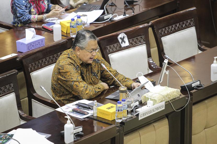 Gubernur Bank Indonesia (BI) Perry Warjiyo menyampaikan paparan saat mengikuti rapat kerja dengan Komisi XI DPR di Kompleks Parlemen, Senayan, Jakarta, Selasa (22/3/2022). Rapat tersebut membahas evaluasi kebijakan Bank Indonesia tahun 2021 dan rencana kerja tahun 2022.