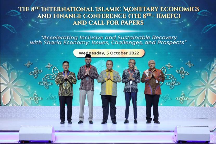 Gubernur Bank Indonesia membuka konferensi internasional dan call for papers International Islamic Monetary Economics and Finance Conference & Call for Papers (IIMEFC) ke-8 yang mengangkat tema Accelerating Inclusive and Sustainable Recovery with Sharia Economy: Issues, Challenges, and Prospects