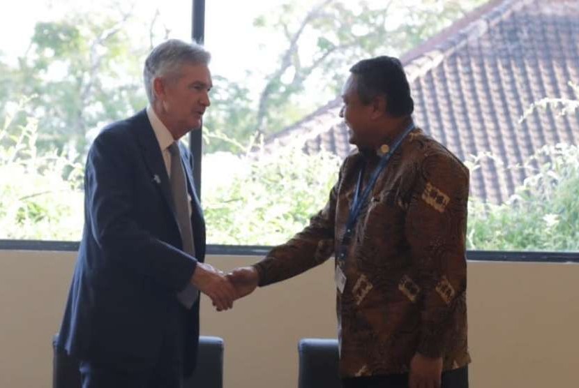 Gubernur Bank Indonesia Perry Warjiyo dan Chairman Bank Sentral AS The Federal Reserve Jerome Powell berdiskusi membahas perekonomian global. Diskusi itu dilakukan di sela-sela Pertemuan Tahunan IMF-Bank Dunia di Nusa Dua, Bali. 