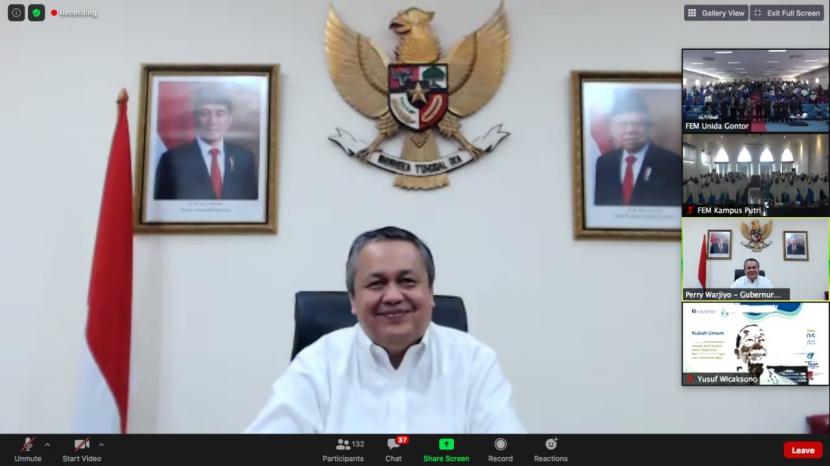 Gubernur Bank Indonesia, Perry Warjiyo dan jajaran Dewan Gubernur memberikan kuliah dalam BI Mengajar yang diselenggarakan di Universitas Darusallam Gontor, Ponorogo, Jawa Timur, Selasa (5/8) secara virtual. 