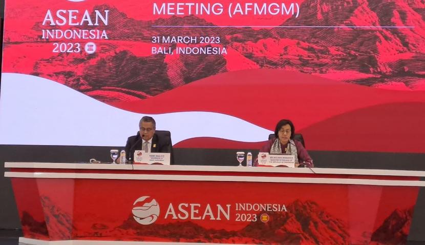 Gubernur Bank Indonesia Perry Warjiyo dan Menteri Keuangan Sri Mulyani saat konferensi pers Asean Finance Ministers and Central Bank Governors Meeting, Jumat (32/3/2023).  