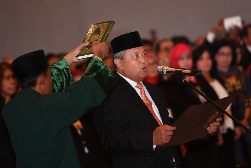 Gubernur Bank Indonesia Perry Warjiyo (kanan) mengucapkan sumpah jabatan saat pelantikannya di Mahkamah Agung, Jakarta, Kamis (24/5).