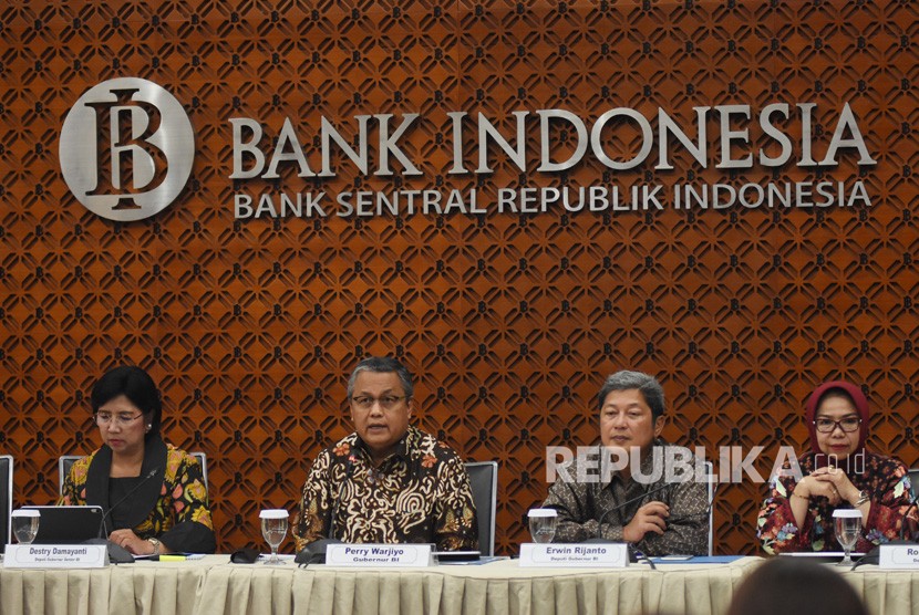 Gubernur Bank Indonesia Perry Warjiyo (kedua kiri), didampingi Deputi Gubernur Senior Destry Damayanti (kiri), Deputi Gubernur Erwin Rijanto (kedua kanan) dan Rosmaya Hadi. 